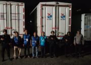 Personil Polres Subang Amankan Kedatangan Logistik Pemilu di Kantor KPU