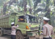 Pasang Banner Sat Lantas Polres Subang berikan Himbauan Jam Operasional Angkutan Barang di Bunihayu