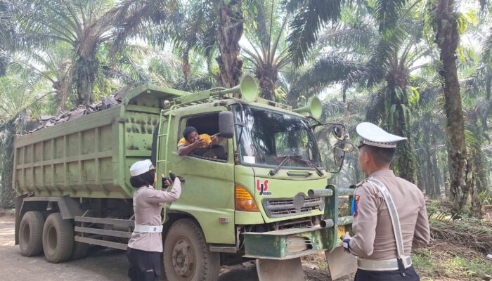 Pasang Banner Sat Lantas Polres Subang berikan Himbauan Jam Operasional Angkutan Barang di Bunihayu