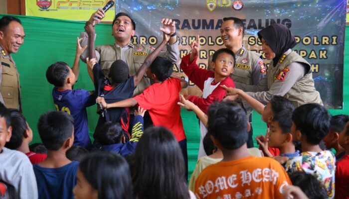 Polri Dirikan Dapur Lapangan dan Gelar Trauma Healing untuk Korban Kebakaran di Kebon Kosong