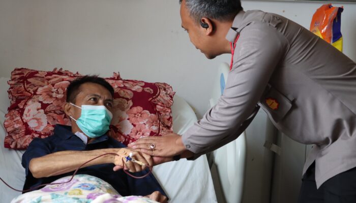 KAPOLRES NIAS DAN PJU KUNJUNGI KABAG LOGISTIK YANG SEDANG DIRAWAT DI RS THOMSON GUNUNGSITOLI