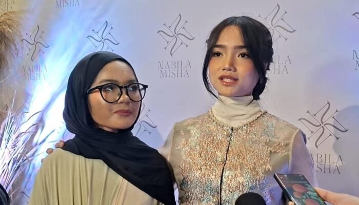 Pesona Fuji di Private Viewing “The Quiet Opulence”, Bangga pada Desainer 14 Tahun Nabila Shafia Misha