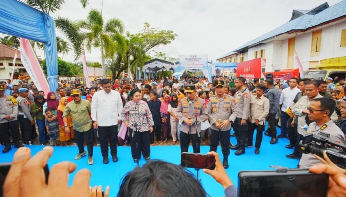 Tinjau Hunian Sementara Korban Bencana di Tapteng, Kapolri-Ketua Komisi IV Salurkan 16 Truk Bantuan Kemanusiaan