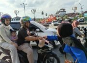 Mahasiswa Universitas Sapta Mandiri Hidupkan Semangat Ramadan dengan Bersih Mushola dan Berbagi Takjil