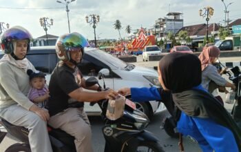 Mahasiswa Universitas Sapta Mandiri Hidupkan Semangat Ramadan dengan Bersih Mushola dan Berbagi Takjil