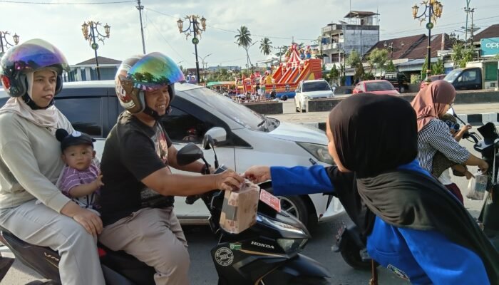 Mahasiswa Universitas Sapta Mandiri Hidupkan Semangat Ramadan dengan Bersih Mushola dan Berbagi Takjil