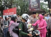 Berkah Ramadan, Kapolres Subang Bagikan 500 Paket Takjil kepada Warga