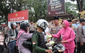 Berkah Ramadan, Kapolres Subang Bagikan 500 Paket Takjil kepada Warga