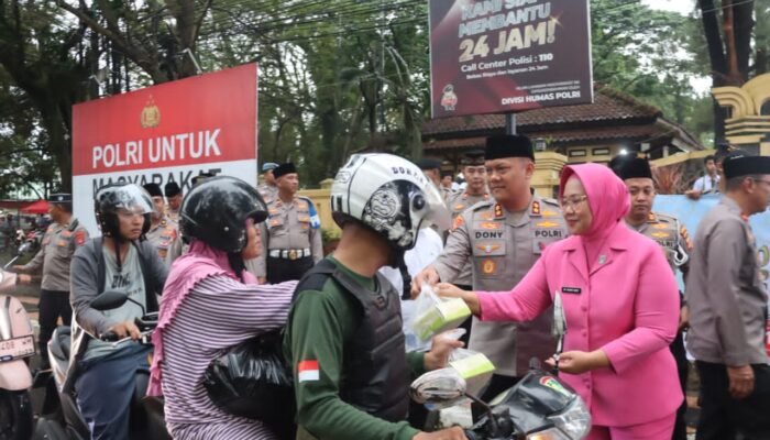 Berkah Ramadan, Kapolres Subang Bagikan 500 Paket Takjil kepada Warga