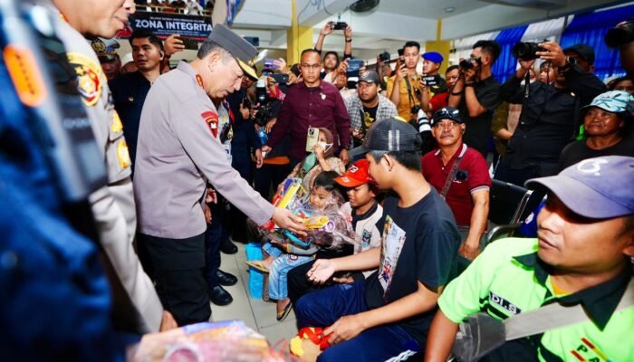 Tinjau Terminal Purabaya, Kapolri ke Sopir Bus: Hati-Hati dan Jaga Keselamatan Pemudik