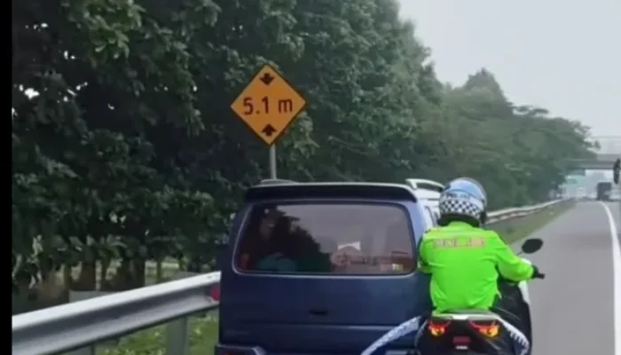 Aksi Cepat Kasatlantas Polres Subang di Tol Cipali, Kendaraan Mogok Distep Motor Demi Urai Kemacetan