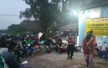 Pos PaM Panorama Pamanukan Sediakan Menu Buka Puasa Gratis, Puluhan Pemudik Antuasias Ikut Bukber Nikmati Aneka Takjil