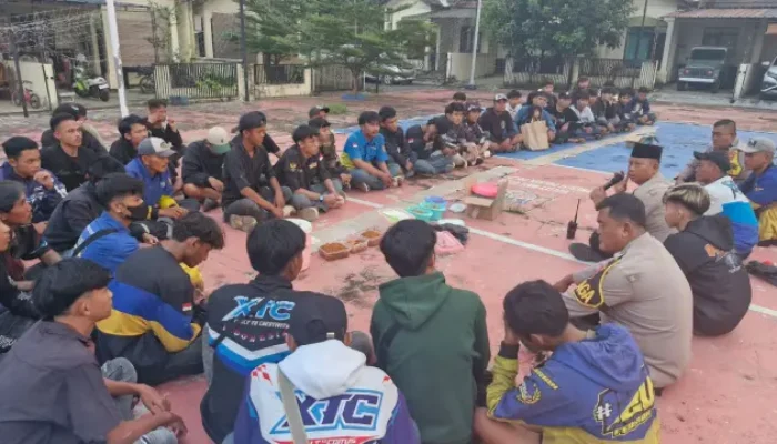 Polsek Pagaden Bagikan Takjil dan Bukber Bersama Ormas XTC & Brigez