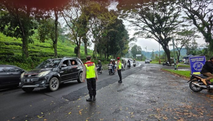 Arus Lalu Lintas di Depan Posyan Ciater Highland Resort Terpantau Ramai Lancar Saat Ops Ketupat Lodaya 2026
