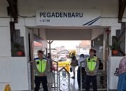 Polisi Berikan Pelayanan Maksimal di Stasiun Pagaden, Arus Penumpang KAI Berjalan Lancar dalam Ops Ketupat Lodaya 2026