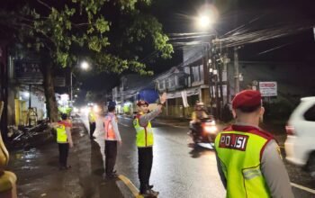 Personel Pos Pam Alun-Alun Pagaden Laksanakan Pengaturan Lalu Lintas, Dukung Kelancaran Ops Ketupat Lodaya 2026