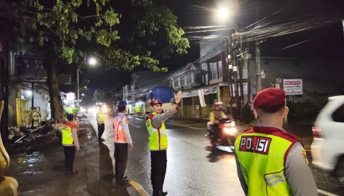 Personel Pos Pam Alun-Alun Pagaden Laksanakan Pengaturan Lalu Lintas, Dukung Kelancaran Ops Ketupat Lodaya 2026