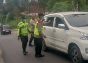 Polisi Polsek Sagalaherang Lakukan Ganjal Ban di Tanjakan Panaruban