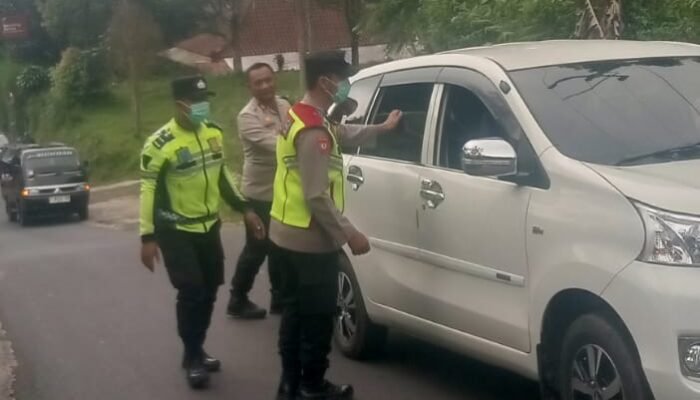 Polisi Polsek Sagalaherang Lakukan Ganjal Ban di Tanjakan Panaruban
