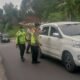 Polisi Polsek Sagalaherang Lakukan Ganjal Ban di Tanjakan Panaruban