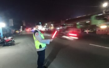 Personel Pos Pam Pasar Sukamandi Intensifkan Pengaturan Lalu Lintas, Arus Pantura Ramai Lancar