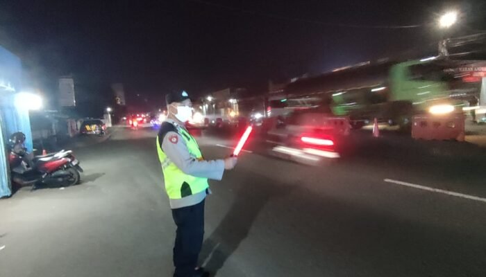 Personel Pos Pam Pasar Sukamandi Intensifkan Pengaturan Lalu Lintas, Arus Pantura Ramai Lancar