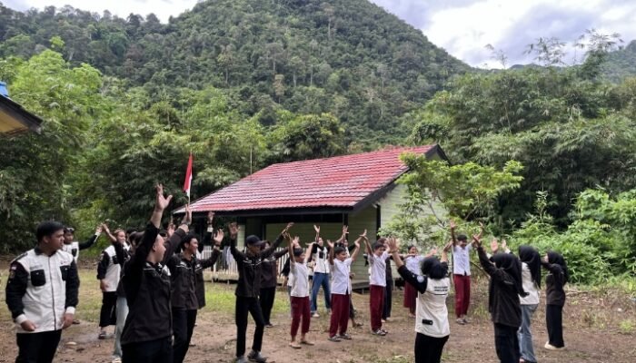 Mahasiswa UNIVSM Tembus Hutan Meratus, Tebar Literasi hingga Pedalaman Ambata