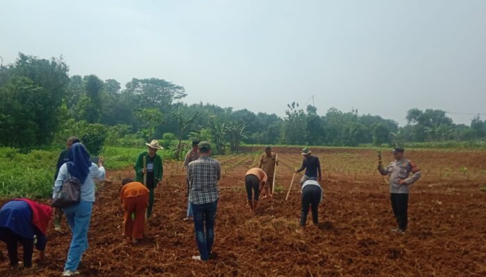 Kapolsek Purwadadi Bersama Perangkat Kecamatan Tebar Benih Ikan, Perkuat Ketahanan Pangan di Wilayah Hukum Purwadadi