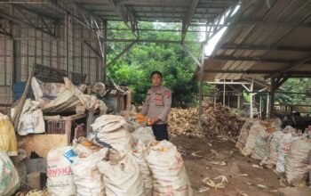 Personel Polsek Cipeundeuy Bantu Warga Pemipihan Jagung, Wujud Nyata Dukungan Ketahanan Pangan Polri