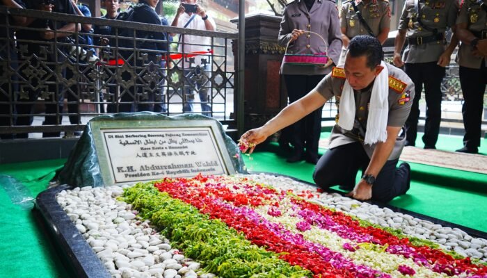 Jelang Hari Bhayangkara, Kapolri Ziarah ke Makam Gus Dur