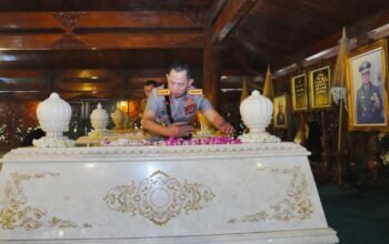 Usai Soekarno dan Gus Dur, Kapolri Ziarah-Tabur Bunga ke Makam Soeharto