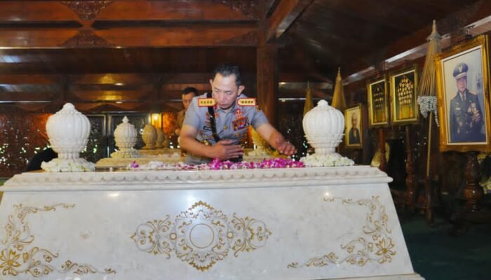 Usai Soekarno dan Gus Dur, Kapolri Ziarah-Tabur Bunga ke Makam Soeharto