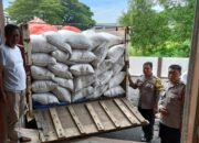 Personel Polsek Ciasem Polres Subang Antar Hasil Panen Jagung Warga ke Gudang Ketahanan Pangan Polri