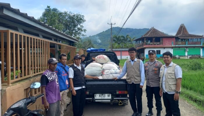 Personel Polsek Jajaran Polres Subang Antar Hasil Panen Jagung ke Gudang Ketahanan Pangan Polri